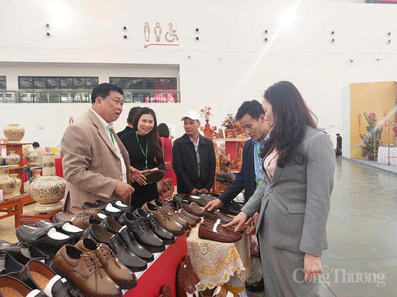 Gian hàng giày da nam OCOP của Hợp tác xã Sản xuất, Thương mại và Dịch vụ da giày Hải Dương hút khách tại Hội chợ Mùa Xuân