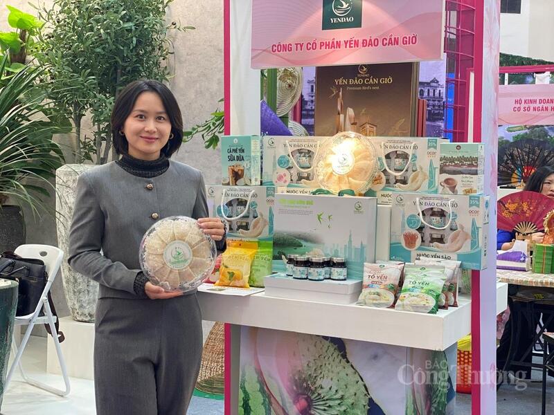 Bà Lê Vũ Thuỳ Chi - Giám đốc Đối ngoại Công ty CP Yến Đảo Cần Giờ tại gian hàng giới thiệu sản phẩm thuộc Phân khu Địa phương chủ đề - Thành phố Hồ Chí Minh. Ảnh: Hải Linh