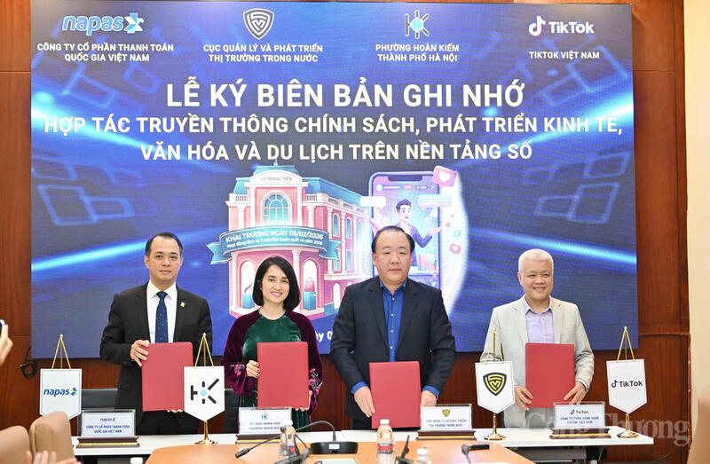 Cục Quản lý và Phát triển thị trường trong nước đã ký kết Biên bản ghi nhớ hợp tác (MOU) với UBND phường Hoàn Kiếm, Công ty TNHH Công nghệ TikTok Việt Nam và Công ty Cổ phần Thanh toán Quốc gia Việt Nam (NAPAS). Ảnh: Cấn Dũng