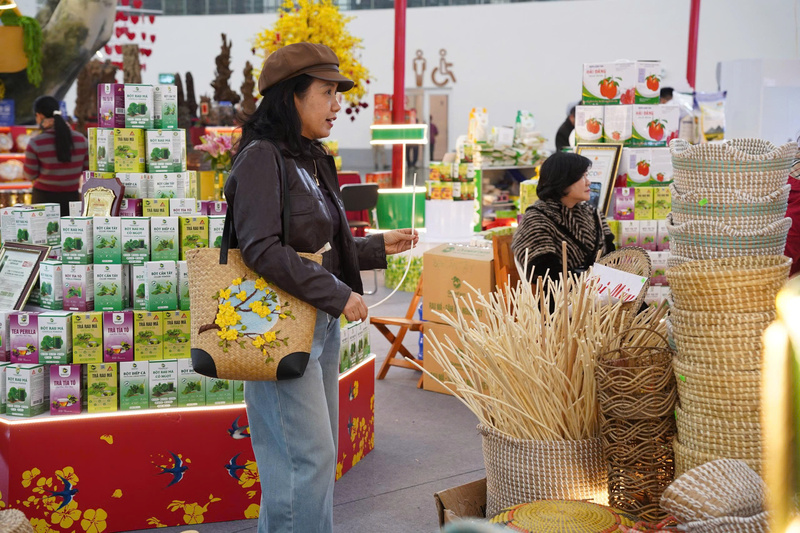 Nhiều người tỏ ra thích thú khi trải nghiệm những vật dụng lạ mắt như roi mây, các loại giỏ được đan thủ công từ chính đôi tay các nghệ nhân. (Ảnh: Mai Linh)