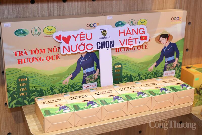 Bộ Công Thương hỗ trợ tiêu thụ sản phẩm trong một chương trình mang đậm tinh thần hàng Việt. Ảnh: Cấn Dũng