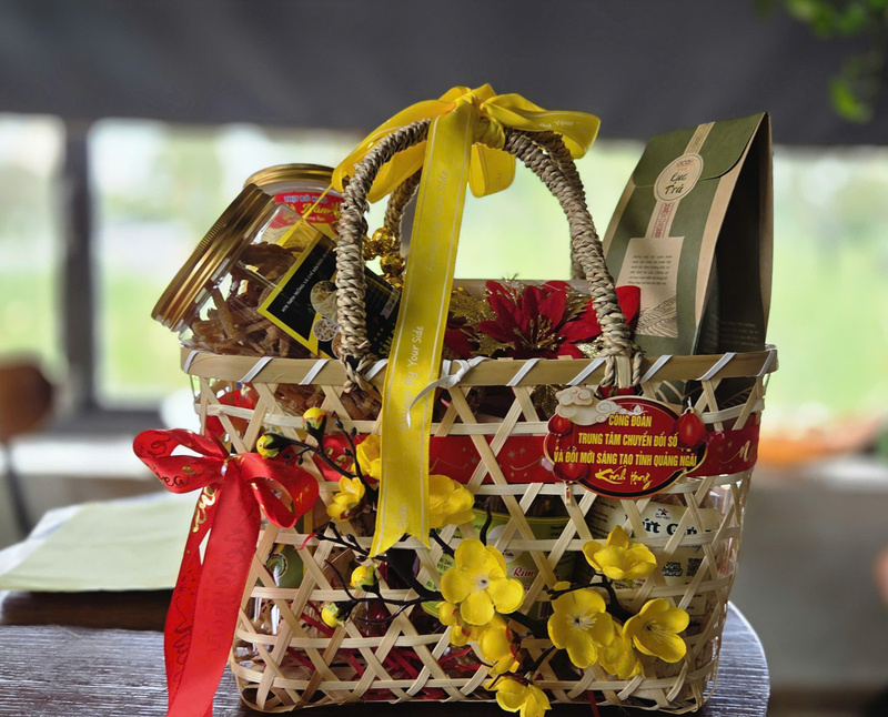 Các mẫu mã giỏ quà Tết với sản phẩm OCOP được cải thiện rất nhiều trong Tết năm nay. Ảnh: Nguyễn Dương