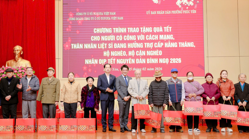 Lãnh đạo Toyota Việt Nam trao quà Tết tại phường Phúc Yên, tỉnh Phú Thọ. Ảnh: Anh Phạm