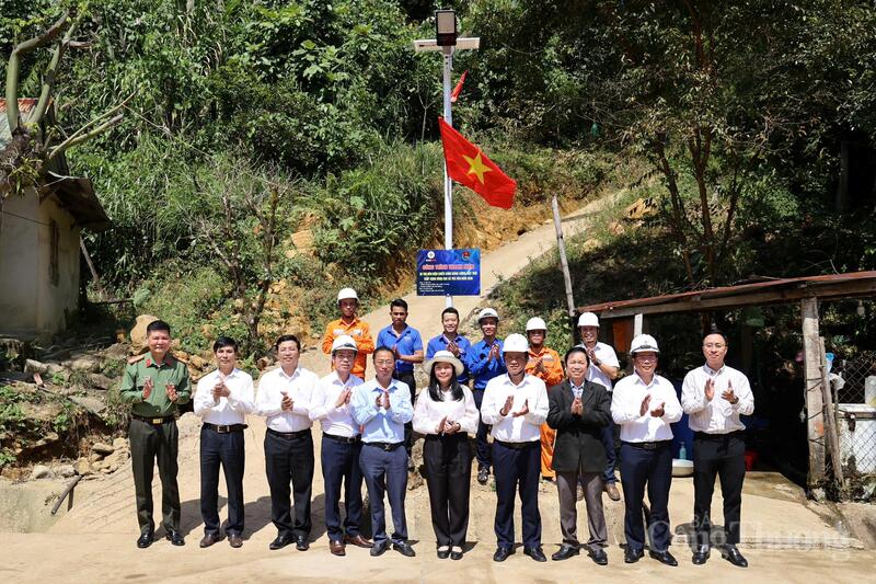 Các đại biểu thực hiện nghi thức khánh thành công trình chiếu sáng bằng năng lượng mặt trời.