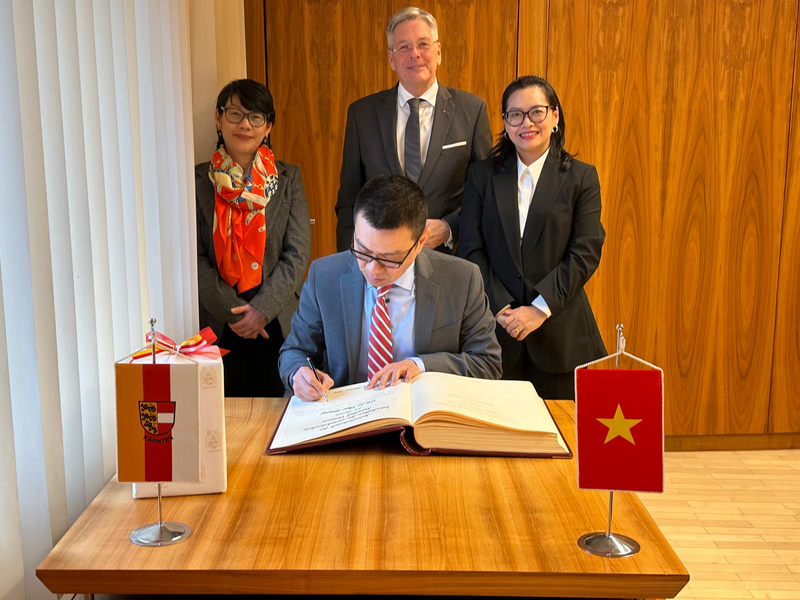 Đại sứ Vũ Lê Thái Hoàng ghi sổ lưu bút bang Carinthia.