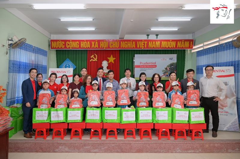 Đại điện Prudential Việt Nam cùng đối tác trao quà đến các em học sinh tại tỉnh Gia Lai ngày 5/2/2026 vừa qua.