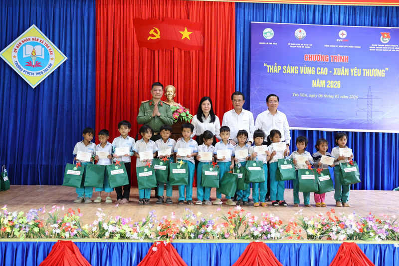Trao quà Tết cho các em học sinh tại xã Trà Vân. Ảnh: Phương Nam