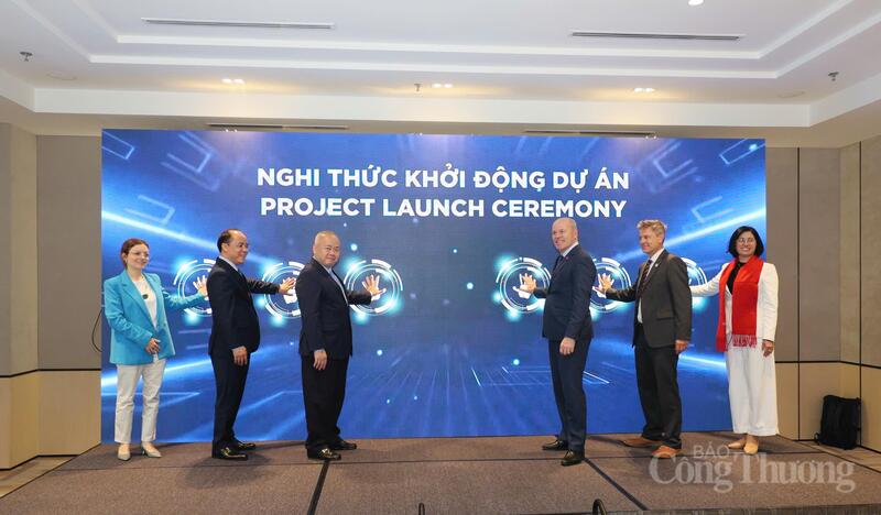 Các đại biểu thực hiện nghi thức khởi động dự án. Ảnh: NH