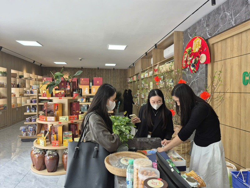 Khách hàng đến mua sắm và lựa chọn quà biếu tết tại cửa hàng trưng bày, giới thiệu và bán sản phẩm công nghiệp, tiểu thủ công nghiệp, OCOP tiêu biểu tỉnh Nghệ An. Ảnh: Mai Liễu