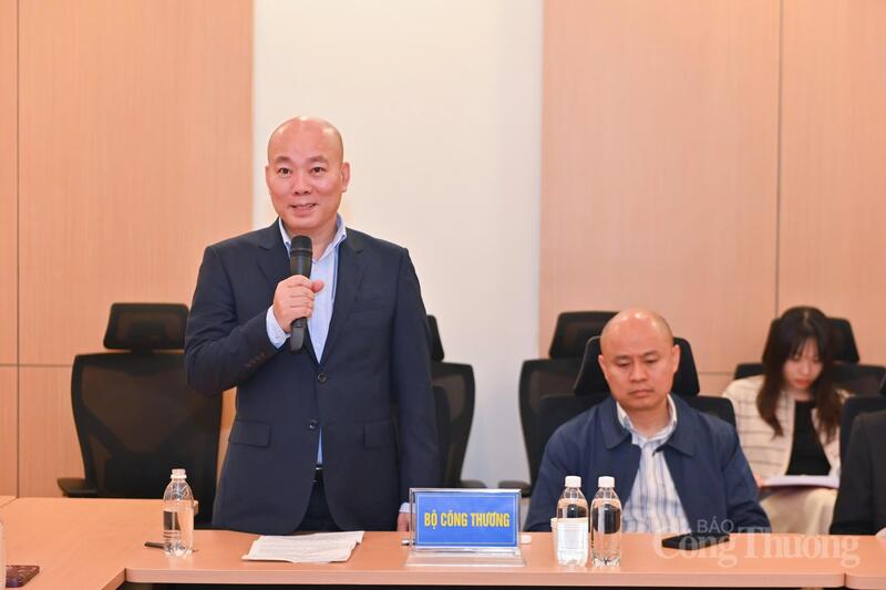 Ông Vũ Bá Phú báo cáo nhanh hiệu quả của hội chợ. Ảnh: Nam Nguyễn