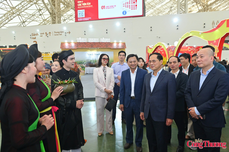 Phó Thủ tướng lắng nghe các làn điệu dân ca quan họ Bắc Ninh. Ảnh: Nam Nguyễn