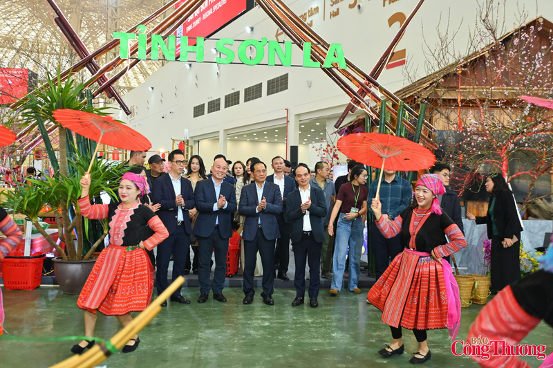 Phó Thủ tướng trải nghiệm nét văn hoá tại gian hàng Sơn La. Ảnh: Nam Nguyễn