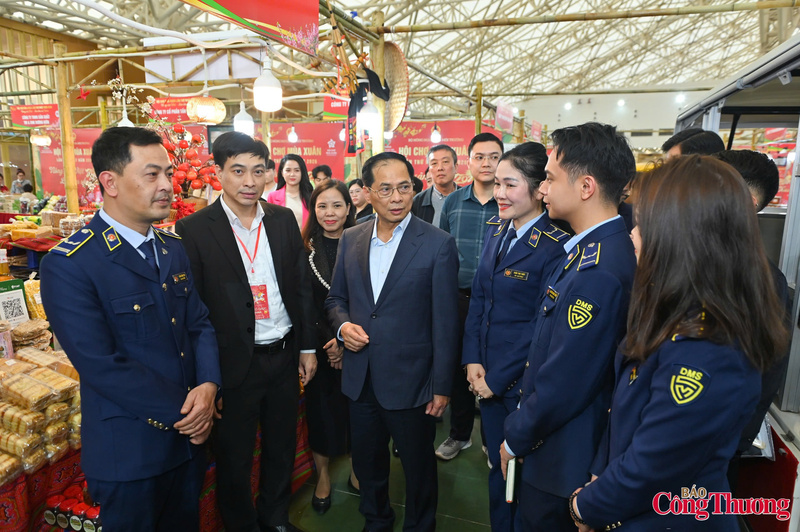 Phó Thủ tướng căn dặn lực lượng quản lý thị trường cần kiểm soát chặt nguồn gốc, chất lượng sản phẩm, hàng hoá tại hội chợ. Ảnh: Nam Nguyễn