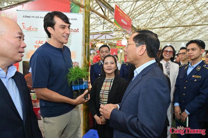 Phó Thủ tướng tìm hiểu về sản phẩm tại các gian trưng bày. Ảnh: Nam Nguyễn