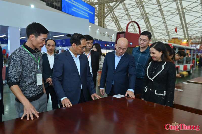 Phó Thủ tướng đề nghị các bộ, ngành, địa phương, doanh nghiệp tiếp tục chung tay, phối hợp chặt chẽ để Hội chợ Mùa Xuân lần thứ nhất thành công trọn vẹn. Ảnh: Nam Nguyễn