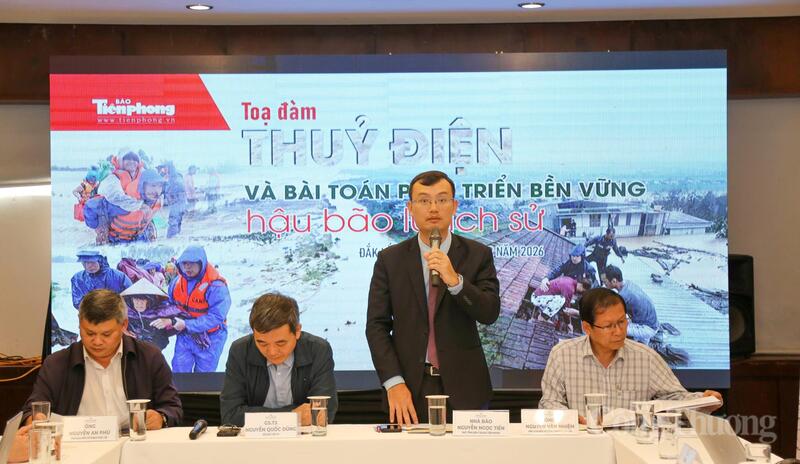 Nhà báo Nguyễn Ngọc Tiến - Phó Tổng biên tập Báo Tiền Phong chủ trì tọa đàm. Ảnh: Vũ Long