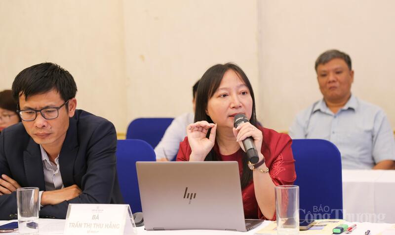 Bà Trần Thị Thu Hằng - Trưởng phòng Lưu vực sông Hồng - Thái Bình, Cục Quản lý Tài nguyên nước, Bộ Nông nghiệp và Môi trường chia sẻ tại tọa đàm. Ảnh: Vũ Long