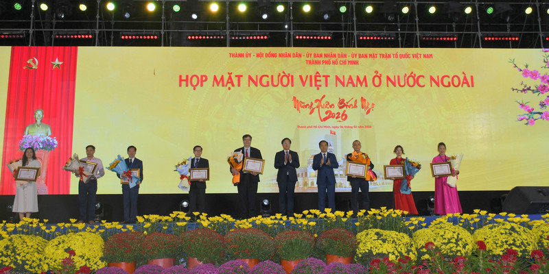 Phó Bí thư Thường trực Thành ủy TP. Hồ Chí Minh Lê Quốc Phong cùng Chủ tịch UBND TP. Hồ Chí Minh Nguyễn Văn Được trao khen thưởng cho các tập thể, cá nhân. Ảnh: Thanh Minh.