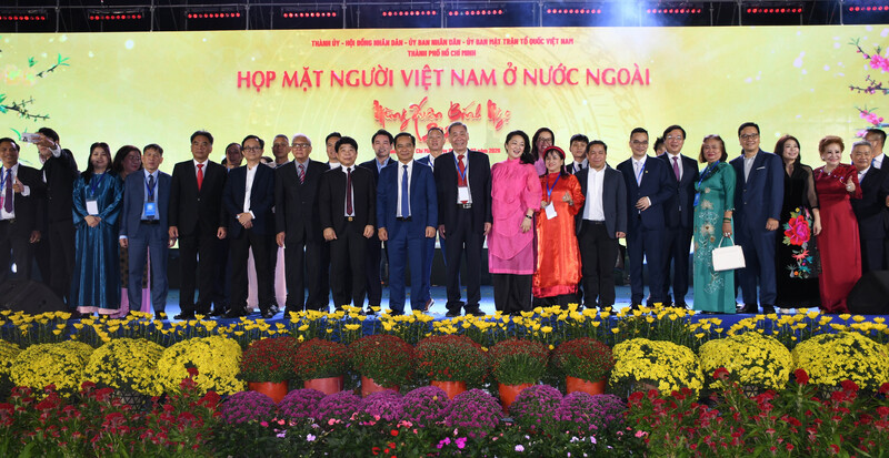 Phó Bí thư Thường Trực Thành ủy TP. Hồ Chí Minh Lê Quốc Phong cùng Chủ tịch UBND TP. Hồ Chí Minh Nguyễn Văn Được và các đại biểu dự chương trình họp mặt. Ảnh: Thanh Minh.