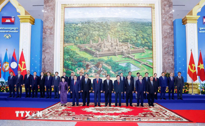 Tổng Bí thư Tô Lâm; Chủ tịch Đảng Nhân dân Campuchia Samdech Techo Hun Sen; Tổng Bí thư, Chủ tịch nước Lào Thongloun Sisoulith cùng lãnh đạo chủ chốt, lãnh đạo cấp cao của 3 Đảng tại Cuộc gặp. Ảnh: TTXVN