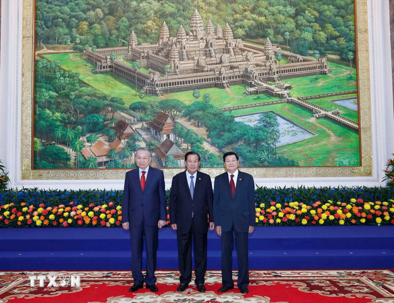 Tổng Bí thư Tô Lâm; Chủ tịch Đảng Nhân dân Campuchia Samdech Techo Hun Sen; Tổng Bí thư, Chủ tịch nước Lào Thongloun Sisoulith tại cuộc gặp. Ảnh: TTXVN
