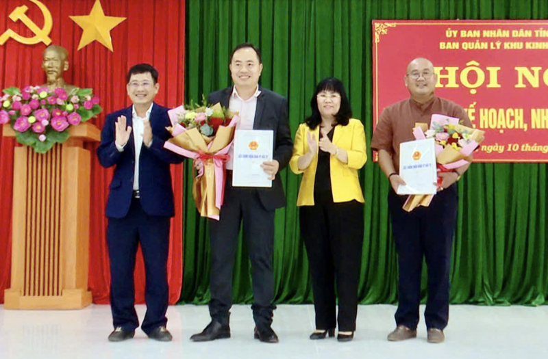 Bà Hồ Thị Nguyên Thảo, Phó Chủ tịch Thường trực UBND tỉnh Đắk Lắk và lãnh đạo Ban quản lý khu kinh tế Phú Yên trao Giấy Chứng nhận đăng ký đầu tư và tặng hoa chúc mừng cho các doanh nghiệp. Ảnh: Ban quản lý khu kinh tế Phú Yên