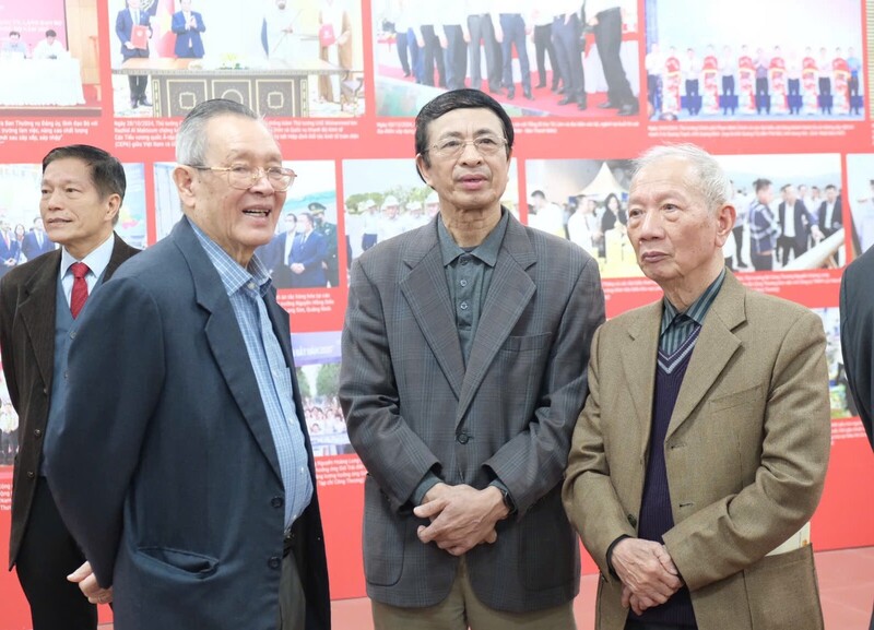 Các đồng chí nguyên lãnh đạo, nguyên Thứ trưởng Bộ Công Thương bày tỏ niềm vui tại buổi gặp mặt