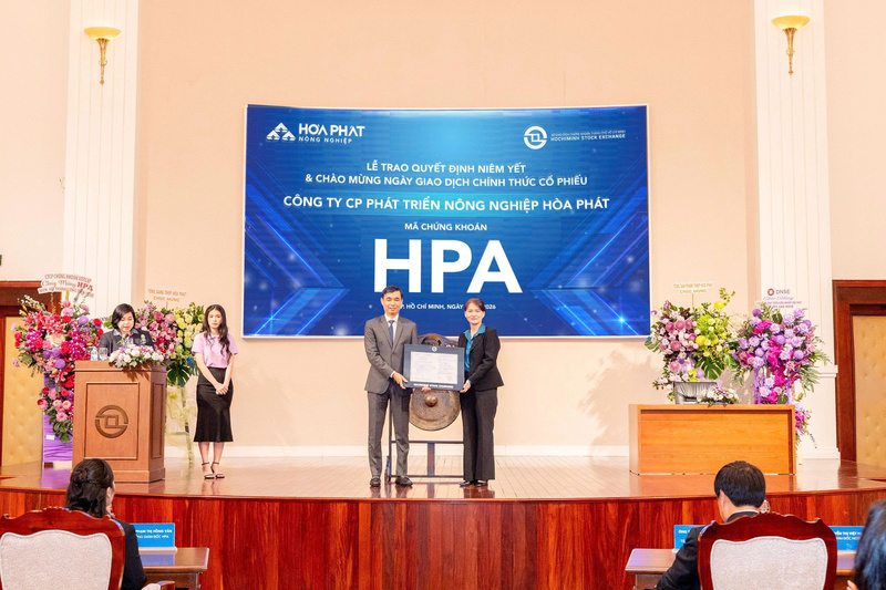 Đại diện lãnh đạo HPA đã nhận Quyết định niêm yết từ Sở Giao dịch Chứng khoán TP. Hồ Chí Minh (HOSE). Ảnh: Nguyễn Nghi