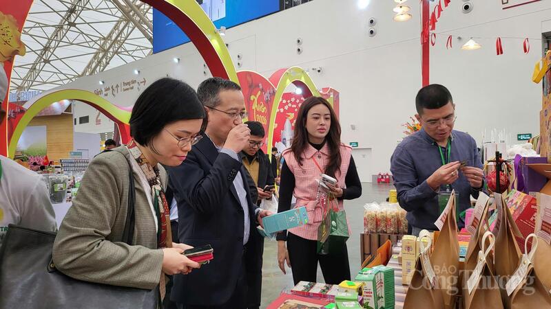 Đại diện Jetro Hà Nội chăm chú quan sát sản phẩm nông sản chất lượng cao.