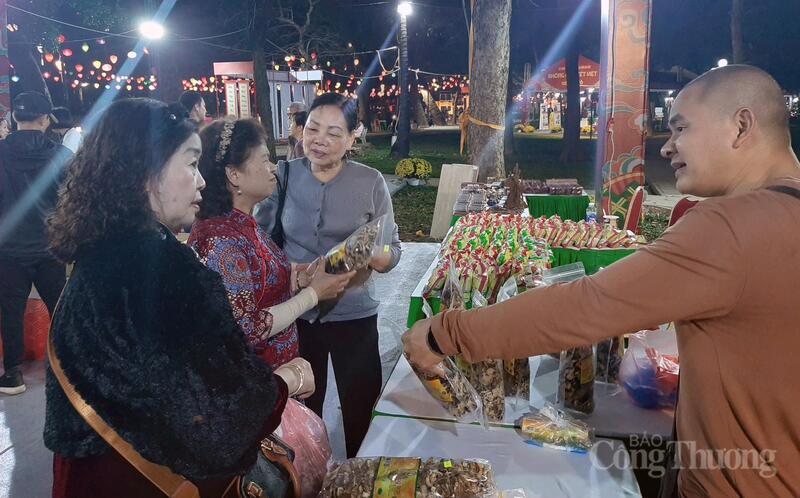 “Không gian Tết Việt 2026” quy tụ hơn 60 doanh nghiệp, hợp tác xã, làng nghề. Ảnh: N.H