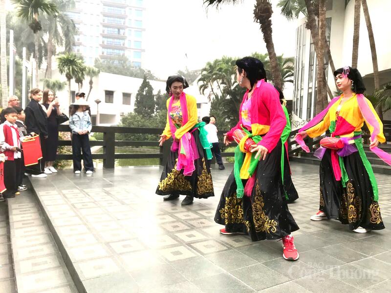 "Múa Bồng" gắn với sinh hoạt tín ngưỡng và lễ hội truyền thống vùng Đồng bằng Bắc Bộ. Ảnh: Hoa Quỳnh