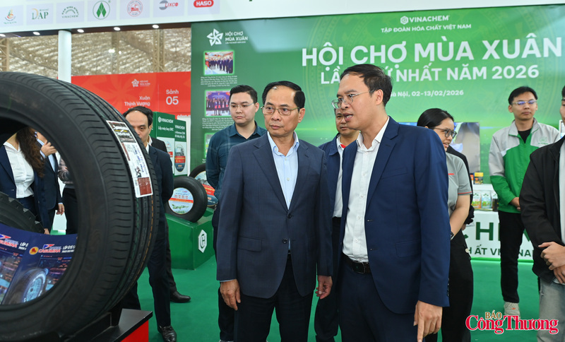 Ông Nguyễn Tuấn Dũng – Phó Tổng Giám đốc VINACHEM đã trực tiếp giới thiệu tới Phó Thủ tướng các nhóm sản phẩm chủ lực và sản phẩm mới của Tập đoàn