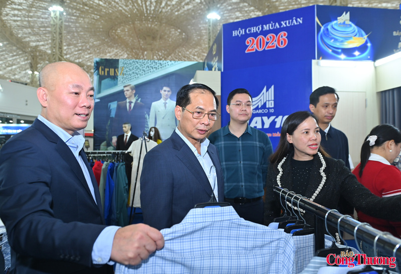 Phó Thủ tướng Bùi Thanh Sơn đã đến thăm gian trưng bày củaTổng công ty May 10.