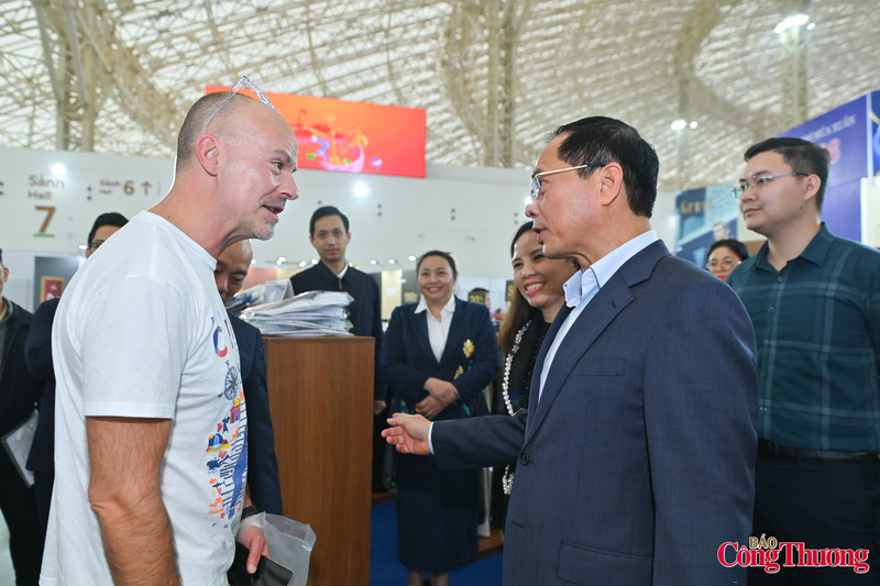 Phó Thủ tướng đã trao đổi với một số khách nước ngoài tham quan hội chợ, giới thiệu về Hội chợ Mùa Xuân như một hoạt động xúc tiến thương mại thường niên, đồng thời là không gian quảng bá văn hóa, sản phẩm Việt Nam.