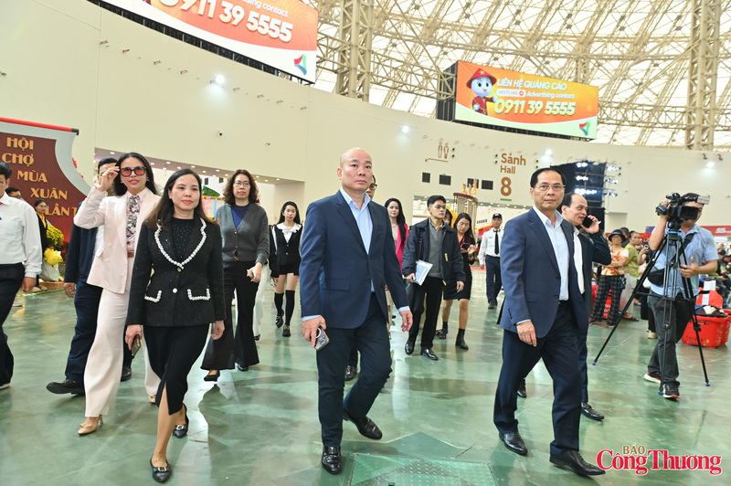 Phó Thủ tướng dành nhiều thời gian đi thăm các gian hàng của các tỉnh.