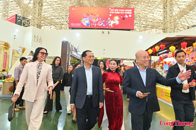 Phó Thủ tướng Bùi Thanh Sơn thăm và động viên các doanh nghiệp, tiểu thương tại Hội chợ Mùa Xuân 2026.