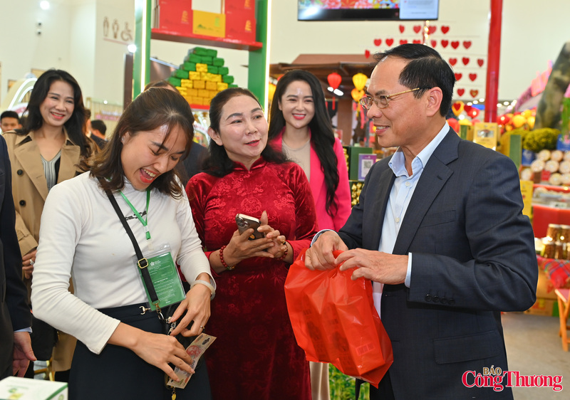 Phó Thủ tướng mua các sản phảm ủng hộ các tiểu thương.