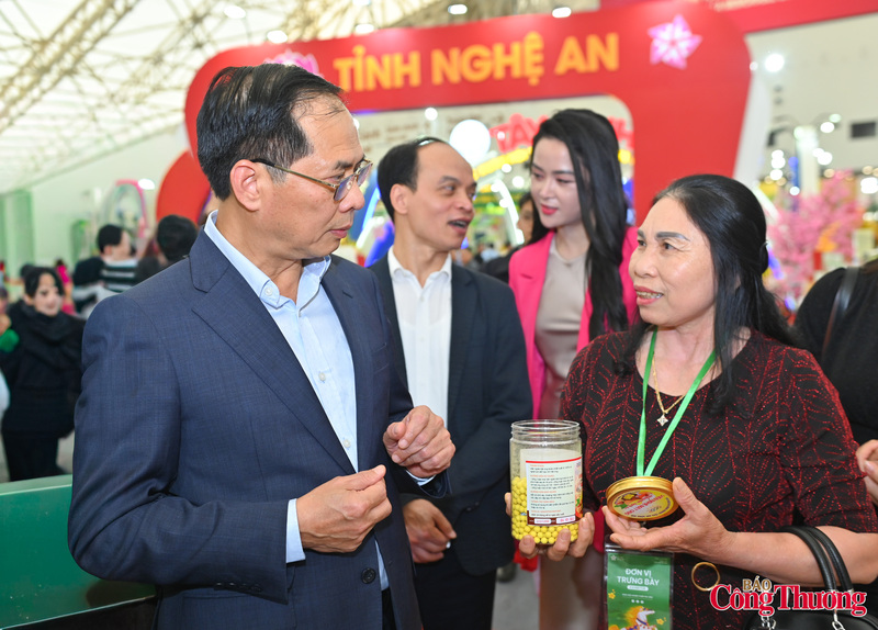 Trong quá trình tham quan hội chợ, Phó Thủ tướng Bùi Thanh Sơn đã lắng nghe những tâm tư, kiến nghị của các doanh nghiệp, tiểu thương tại các gian hàng. Qua đó ghi nhận những khó khăn, đề xuất liên quan đến tiêu thụ sản phẩm và hoạt động kinh doanh.