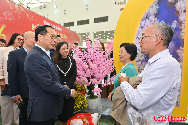 Phó Thủ tướng Bùi Thanh Sơn đã dành thời gian trò chuyện với người dân đến tham quan, mua sắm tại hội chợ, lắng nghe ý kiến về chất lượng hàng hóa, giá cả và công tác tổ chức.