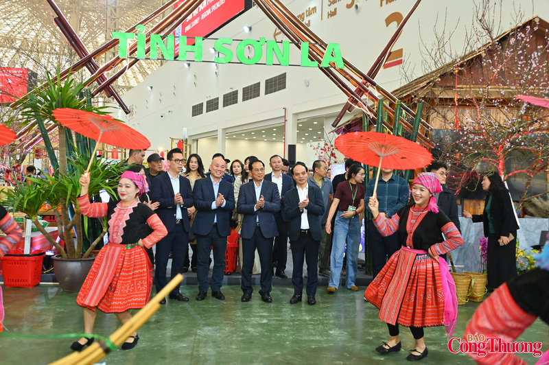 Những cô gái Mông ở Mộc Châu biểu diễn các tiết mục văn nghệ phục vụ nhân dân.