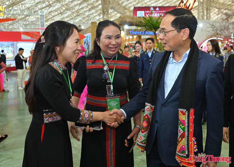 Phó Thủ tướng Bùi Thanh Sơn đã thăm hỏi, động viên các tiểu thương từ nhiều địa phương xa đã cất công đưa sản phẩm về Thủ đô tham gia Hội chợ Mùa Xuân, đồng thời khích lệ các đơn vị tiếp tục nỗ lực quảng bá sản phẩm, mở rộng thị trường tiêu thụ.