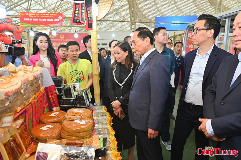 Các đại biểu tham quan gian hàng của Bộ Nông nghiệp và Môi trường.