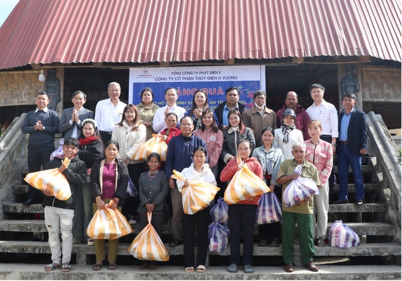 Bà A Lăng Thị Trâm, Phó chủ tịch UBND xã Bến Hiên; ông A Lăng Uông, Phó chủ tịch Uỷ ban MTTQ Việt Nam xã Bến Hiên; ông Ngô Xuân Thế, Phó Tổng Giám đốc AVC và Đoàn công tác Công ty trao quà Tết cho các hộ gia đình tại xã Bến Hiên. Ảnh: Bình An