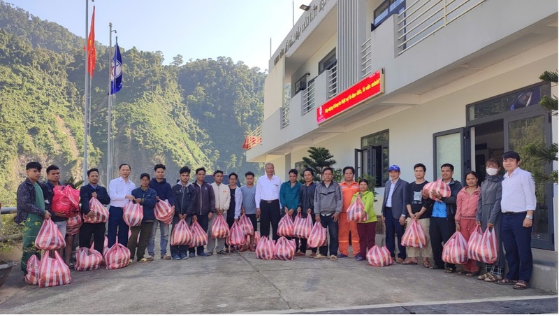 Trao quà Tết cho người dân thôn Zlao, xã Tây Giang. Ảnh: Bình An