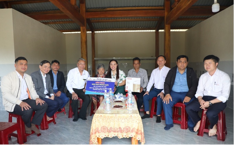 Khánh thành, bàn giao nhà Đại đoàn kết cho hộ gia đình bà Zơ Râm Thị Vếh. Ảnh: Bình An