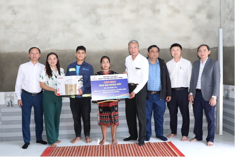 Khánh thành, bàn giao nhà Đại đoàn kết cho hộ gia đình ông ZơRâm Tài. Ảnh: Bình An