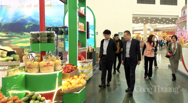 Đại diện Jetro Hà Nội thăm quan Hội chợ Mùa Xuân. Ảnh: Ngọc Tiến