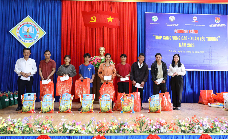 Lãnh đạo EVNCPC và lãnh đạo Sở Giáo dục và Đào tạo TP. Đà Nẵng trao quà Tết cho bà con xã Trà Vân. Ảnh: Phương Nam