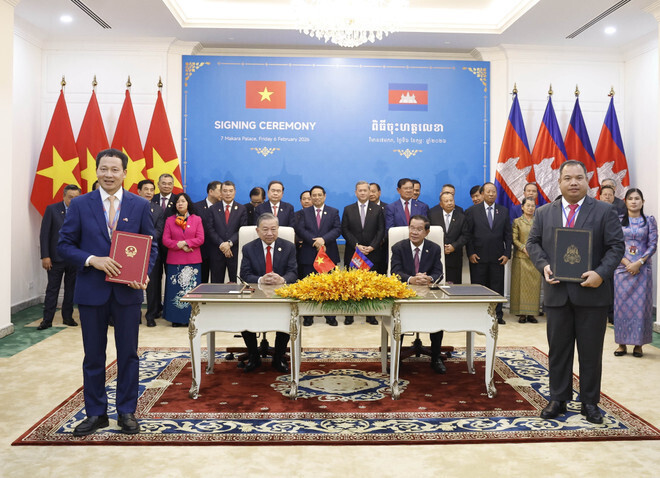 Ký kết Thỏa thuận hợp tác giữa Ủy ban Nhân dân tỉnh Đồng Nai và chính quyền tỉnh Stung Treng. Ảnh: TTXVN