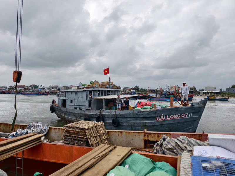 Theo ông Nguyễn Văn Huy, Chủ tịch UBND đặc khu Lý Sơn, thời tiết những ngày đang rất thuận lợi nên lượng hàng hóa vận chuyển ra đảo ngày càng nhiều, phục vụ cho nhu cầu mua sắm Tết của người dân. Ảnh: Nguyễn Dương
